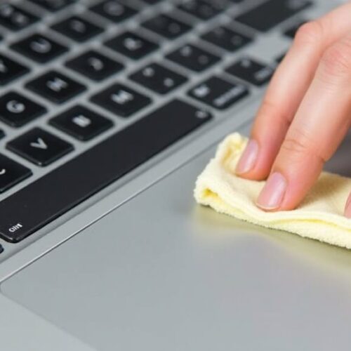 Co czyścić ekran Macbooka i jak to robić?