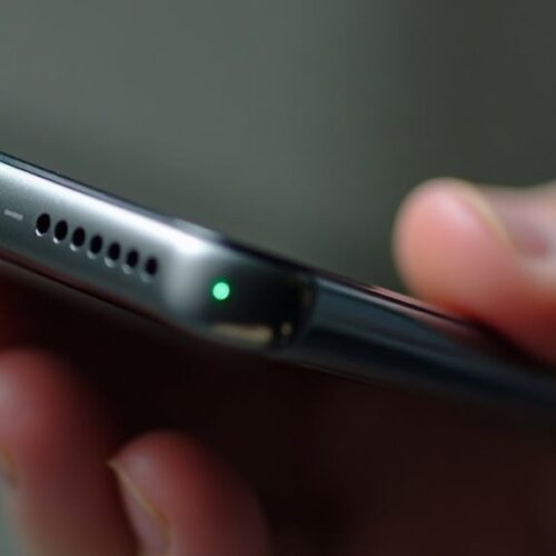 Co oznacza zielona lub pomarańczowa kropka na ekranie iPhone’a